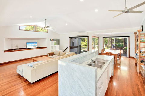Gecko's Rest - Rainbow Shores, Executive Beach House, Pet Friendly, Pool, Wi-fi - Kingaroy Accommodation 3