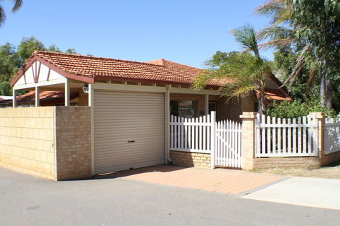 Geraldton Luxury Retreat 2 - Kingaroy Accommodation 0
