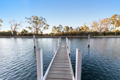 Gippsland Lakehouse A - Canal Frontage - Kingaroy Accommodation 1