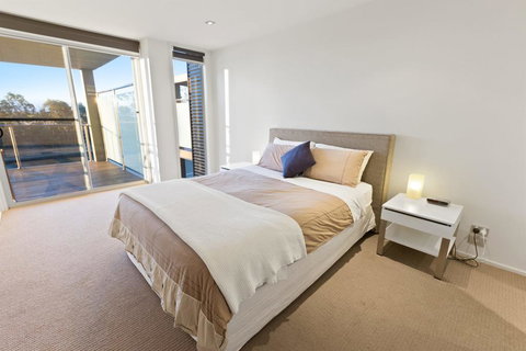 Gippsland Lakehouse A - Canal Frontage - Kingaroy Accommodation 3