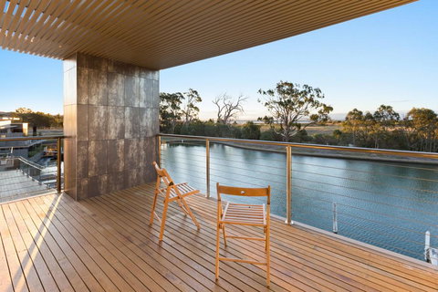 Gippsland Lakehouse A - Canal Frontage - Kingaroy Accommodation 2