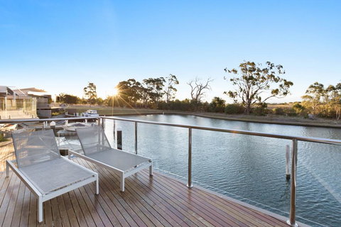 Gippsland Lakehouse A - Canal Frontage - Kingaroy Accommodation 0