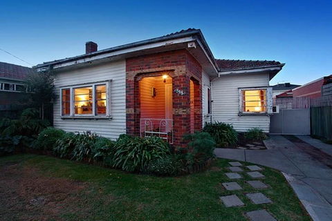 GIRLS ONLY. Large Bedroom With KING Bed, Close To Everything - Kingaroy Accommodation 2