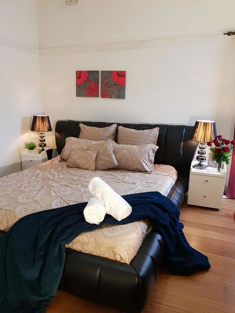 GIRLS ONLY. Large Bedroom With KING Bed, Close To Everything - Kingaroy Accommodation 0