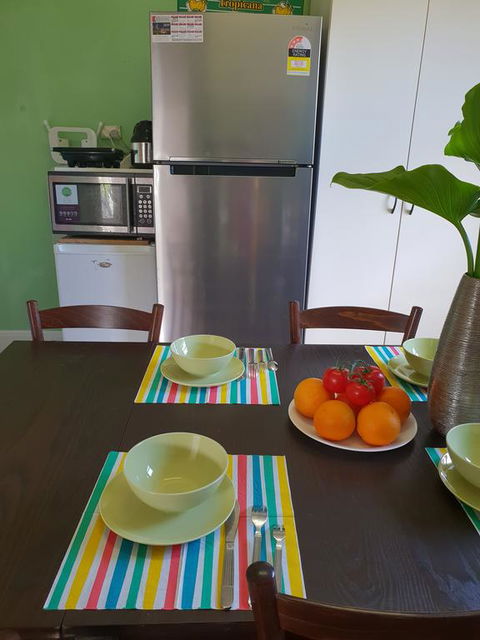 GIRLS ONLY. Large Bedroom With KING Bed, Close To Everything - Kingaroy Accommodation 3