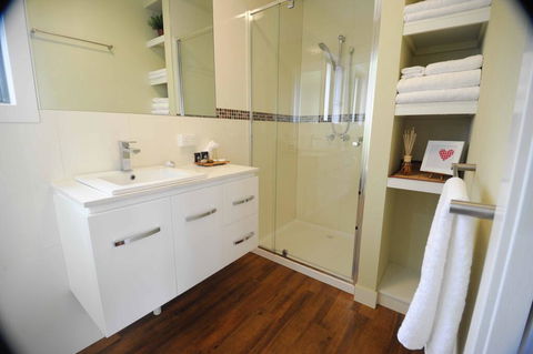 Gisborne Peak Winery Cottages - Kingaroy Accommodation 3