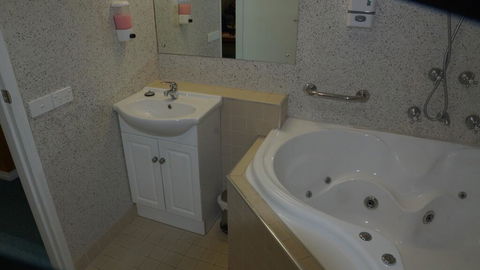 Golden Leaf Motel - Kingaroy Accommodation 3