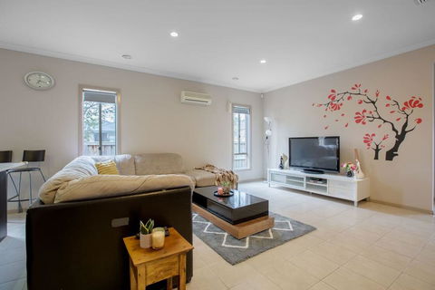 Gorgeous 4BR Home In Point Cook - Kingaroy Accommodation 0