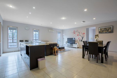 Gorgeous 4BR Home In Point Cook - Kingaroy Accommodation 3