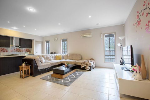 Gorgeous 4BR Home In Point Cook - Kingaroy Accommodation 1