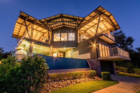 GRAND LUXURY MANSION WITH POOL, 2 BUGGIES AND FABULOUS OCEAN VIEWS - Kingaroy Accommodation 0