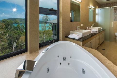 GRAND LUXURY MANSION WITH POOL, 2 BUGGIES AND FABULOUS OCEAN VIEWS - Kingaroy Accommodation 2