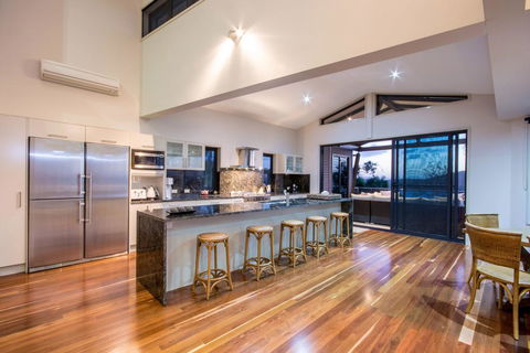 GRAND LUXURY MANSION WITH POOL, 2 BUGGIES AND FABULOUS OCEAN VIEWS - Kingaroy Accommodation 3