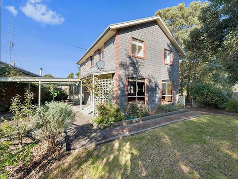 GUMS & ROSES - Family Home In The Heart Of Town. - Kingaroy Accommodation 1