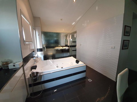 Hangar House Mudgee - Kingaroy Accommodation 3