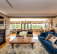 Hedge House - luxury space style great location - Kingaroy Accommodation