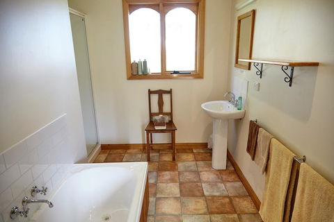 Herons Rise Vineyard Accommodation - Kingaroy Accommodation 1
