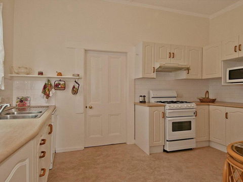 Hollyoak Cottage - Delightful, Ducks And Doileys! - Kingaroy Accommodation 1