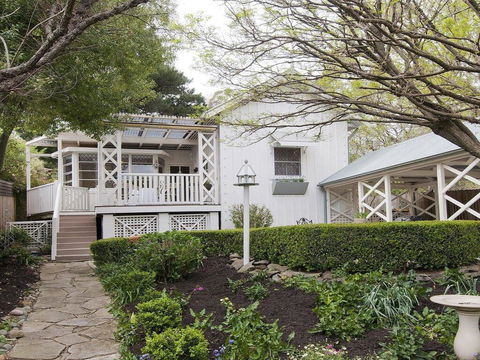 Hollyoak Cottage - Delightful, Ducks And Doileys! - Kingaroy Accommodation 0
