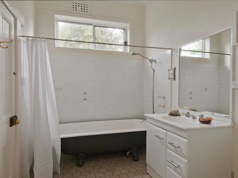 Hollyoak Cottage - Delightful, Ducks And Doileys! - Kingaroy Accommodation 2