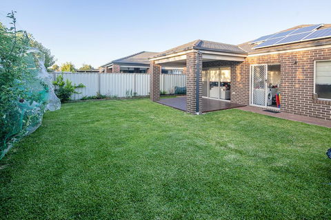 Homely Getaways In Central Pakenham - Pet Friendly - Kingaroy Accommodation 0