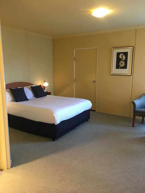 Hopkins House Motel & Apartments - Kingaroy Accommodation 3