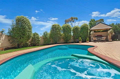Hopkins House Motel & Apartments - Kingaroy Accommodation 1