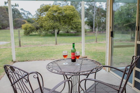 Karinya Cottage - Pet Friendly Country Retreat - Kingaroy Accommodation 0