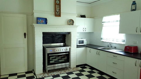 King Cottage - Kingaroy Accommodation 0
