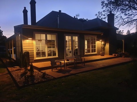 Kings Cottage Uralla - Kingaroy Accommodation 1
