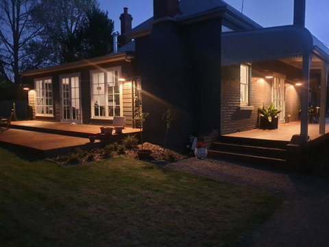 Kings Cottage Uralla - Kingaroy Accommodation 2