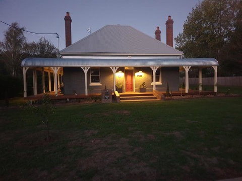 Kings Cottage Uralla - Kingaroy Accommodation 0