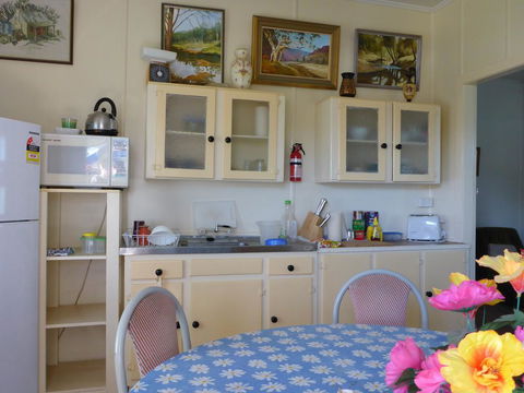 Kitches Cabin - Kingaroy Accommodation 2