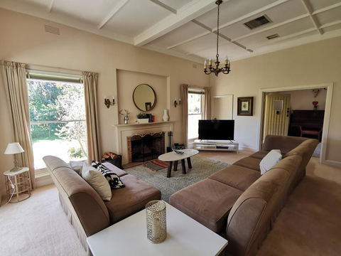 Lake House Benalla - Kingaroy Accommodation 2