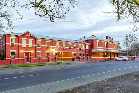 Lake Inn - Ballarat - Kingaroy Accommodation 0