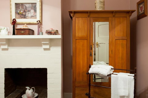 Linfield Cottage - Kingaroy Accommodation 3