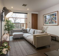 LUXE - Park views Wine Wifi Netflix Garage PETS ok - Kingaroy Accommodation