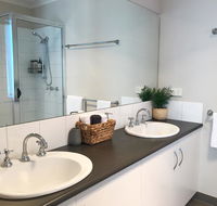 Luxury 4BR Home with KING Bed Lakes Entrance - Kingaroy Accommodation