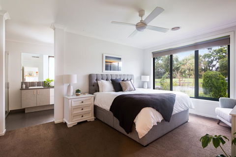 Luxury Escape In Ocean Grove - Kingaroy Accommodation 0
