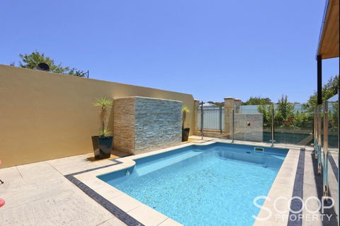 LUXURY VILLA W POOL & SPAS - Kingaroy Accommodation 2