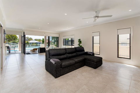 Luxury Waterfront Family Entertainer On Dolphin - Kingaroy Accommodation 3