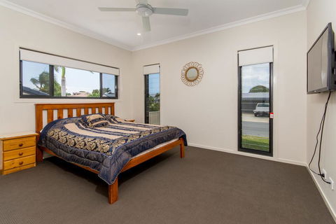 Luxury Waterfront Family Entertainer On Dolphin - Kingaroy Accommodation 2