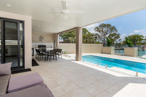 Luxury Waterfront Family Entertainer On Dolphin - Kingaroy Accommodation 1