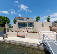 Luxury Waterfront Family Entertainer on Dolphin - Kingaroy Accommodation