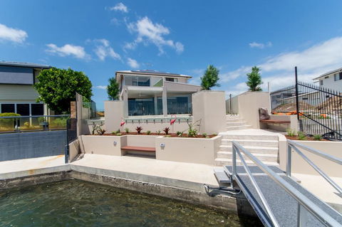 Luxury Waterfront Family Entertainer On Dolphin - Kingaroy Accommodation 0