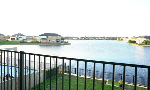 Luxury Waterfront Villa In Sanctuary Lakes - Kingaroy Accommodation 2