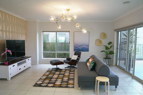 Luxury Waterfront Villa In Sanctuary Lakes - Kingaroy Accommodation 0
