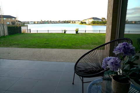 Luxury Waterfront Villa In Sanctuary Lakes - Kingaroy Accommodation 1