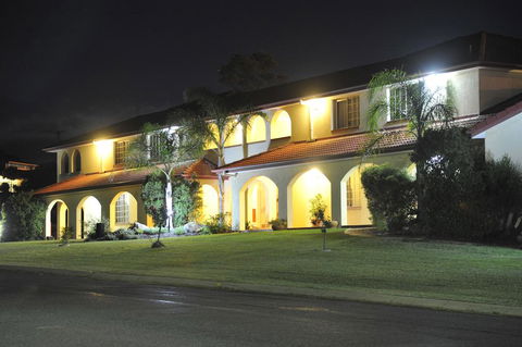 McNevins Warwick Motel - Kingaroy Accommodation 3