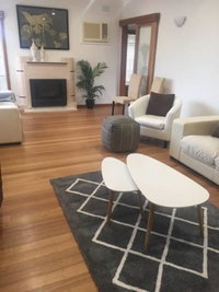 Melbourne delightful  comfortable home. Sleeps 10. Walk to train. 17 km from CBD.